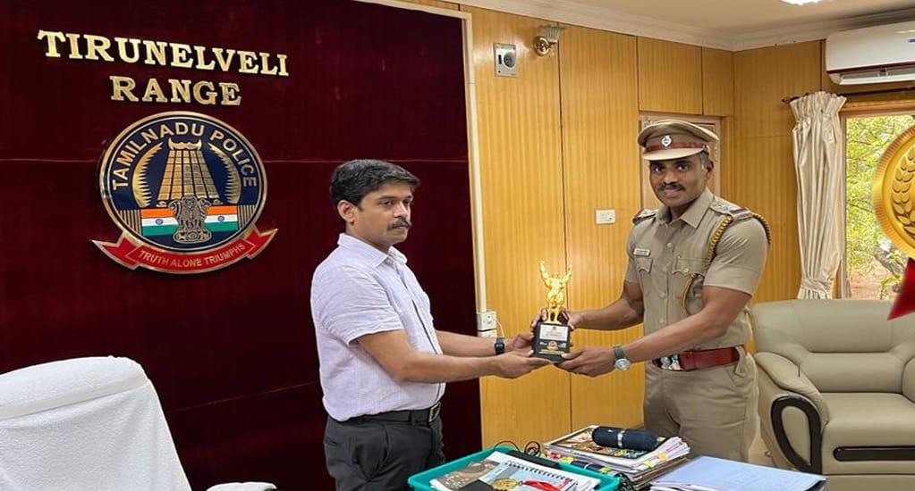 ஆணழகன் போட்டியில் மாநிலத்தில் முதலிடம் குற்றாலம் காவல் ஆய்வாளருக்கு டி.ஐ.ஜி  பாராட்டு